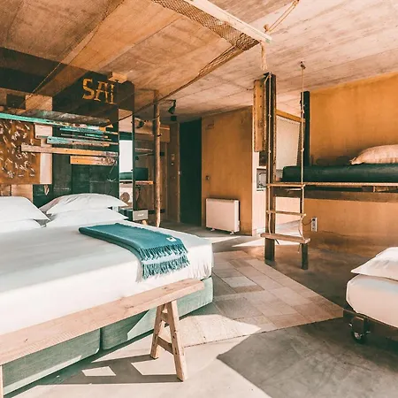 Noah Surf House Portugal *